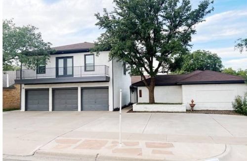 Lubbock House | NEW Magnolia Mansion-4400sqft Hot Tub & 2 Game Rms