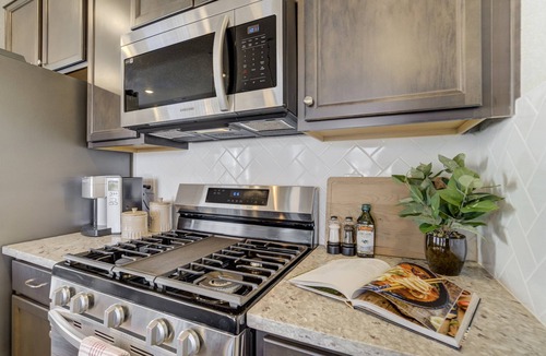 Colorado Springs House | NEW Modern Interquest Stay King Bed Balcony