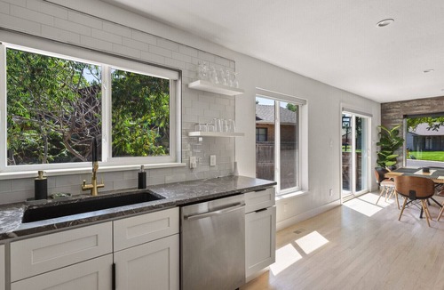 Southeast House | New | Near DU | Renovated Home | KING Bed|Fire Pit
