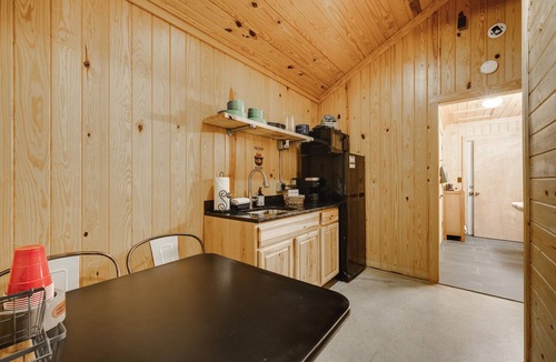 Amity Cabin | *New* Peaceful Studio Cabin @ Timber Lodge Ranch