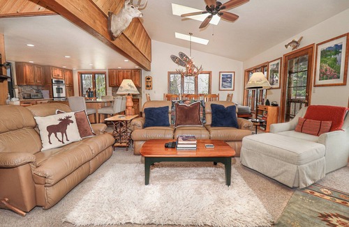 Grand Lake Ski Chalet | New!Quiet Shore Chalet-Cozy 3 Bed/3 Bath Home on the Shores of Columbine Lake