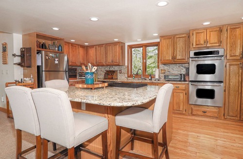 Grand Lake Ski Chalet | New!Quiet Shore Chalet-Cozy 3 Bed/3 Bath Home on the Shores of Columbine Lake