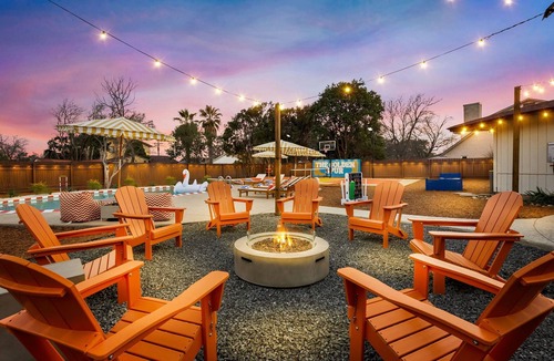 Leon Valley House | NEW Retro Luxury SoccerField+Pool+Tub+Treehouse+Pickle/Basketball+Theatre+Arcade