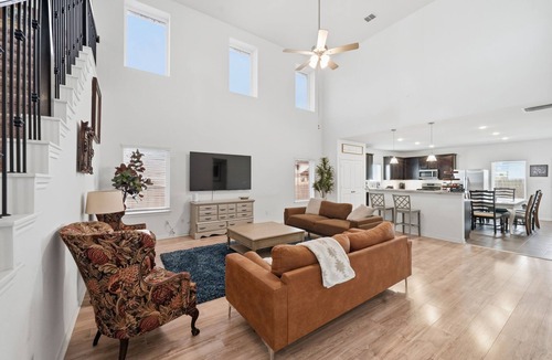 Converse House | NEW! Spacious 5BR Family Home w/2 Living Rooms