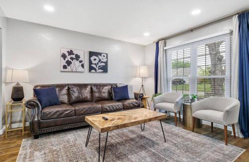 South Arlington House | New! The Prairie House with Cowboy Pool & Fire Pit