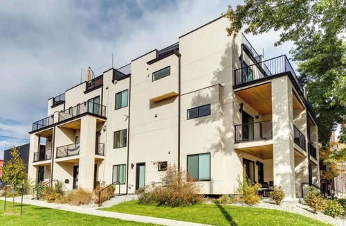 Jefferson Park Apartment | New two room apartment close to stadium and downtown on a park