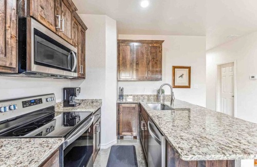 Stephenville House | New-Walk to Tarleton-2 King Beds