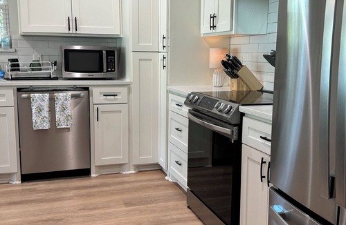 Enchanted Oaks House | NEWLY refreshed! Beautiful 4-bedroom home on Cedar Creek Lake, Mabank sleeps 17