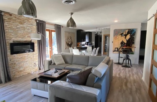 Roanoke House | Newly Remodeled Modern - Downtown Roanoke -walk to dining/shopping/movie house