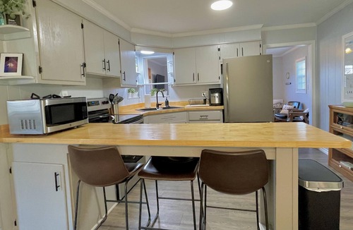 Porum House | Newly Renovated Amazing Lake Retreat! Sleeps 11- Walk to Water & Boat Ramp!