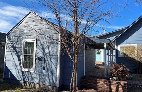 Lawton Cottage | Newly renovated cozy cottage, located in the backyard of my home.