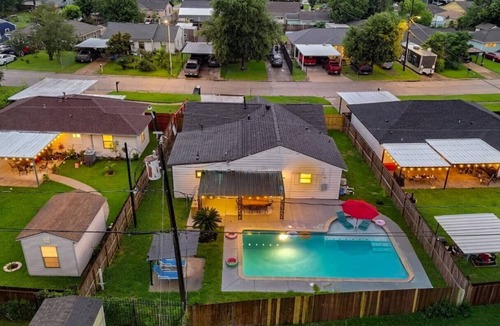 Northeast Houston House | Newly updated Home with Pool, Patio, BBQ! 5BR 3BA 10mi from Downtown Sleeps 15