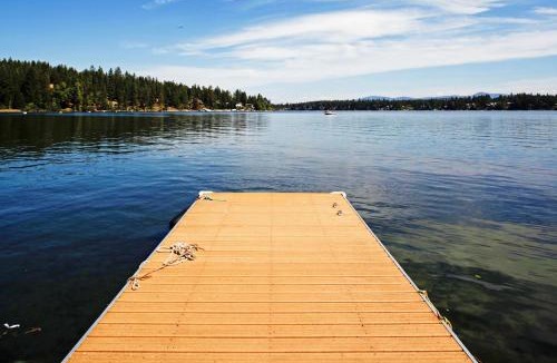 Newport House | Newport Cabin w/Lakefront Private Porch & Grill!
