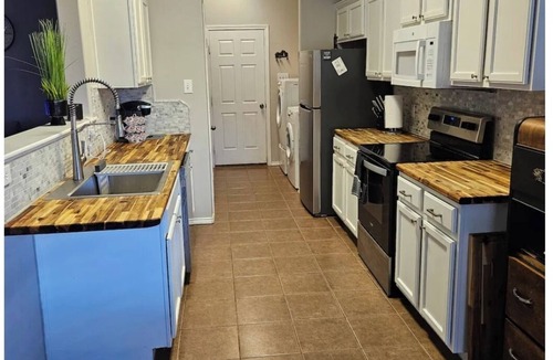 Lubbock House | Nice 3-bedroom pet friendly house in friendly Lubbock. 12 Minutes to Texas Tech