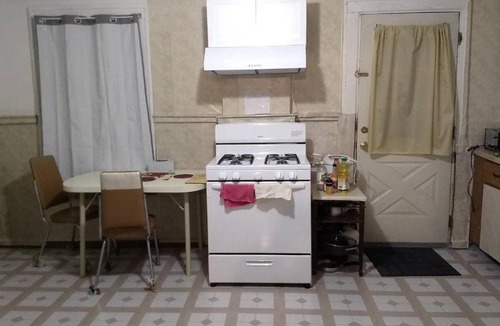 Bel-Ridge House | Non-Smokers Only Private Room 5 with Kitchen Best Price for 1 Long-Term Guest