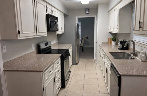 Paris House | Noni's Place 3-bedroom house in fabulous Paris with cool AC for relaxing stay