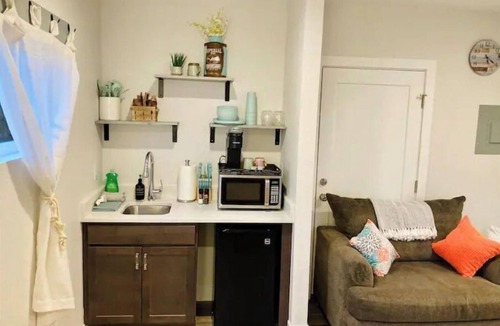 Bel Aire Condo | ★Nook on W 41st | Guest Suite. Private Entry with W/D.