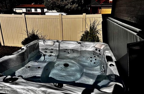Sunset House | North End blue -Hot Tub - Fire Pit - E Bikes -4 BR