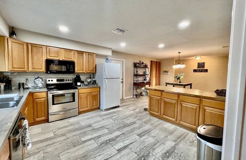 North San Antonio - SAT Cottage | North Hills 3BR Heated Furnished Relocation Housing Wi-Fi W/D
