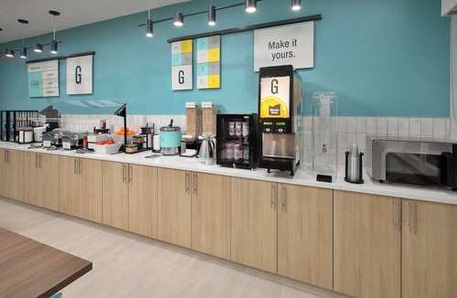 Lincoln Hotel | North Hills Lagoon King Room Breakfast and Gym