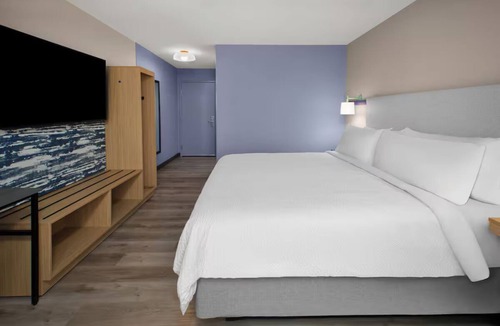 Lincoln Hotel | North Hills Lagoon King Room Breakfast and Gym