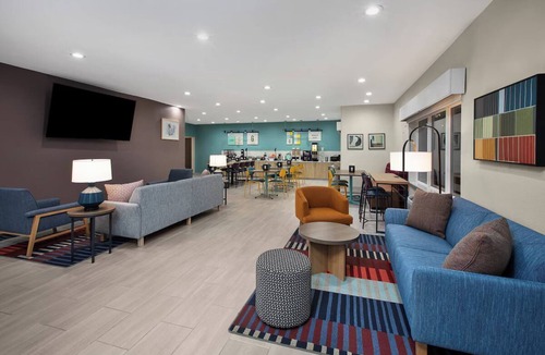 Lincoln Hotel | North Hills Lagoon King Room Breakfast and Gym