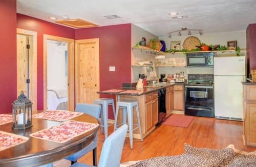 College Station Cottage | Northgate Winery-Walking Distance to campus