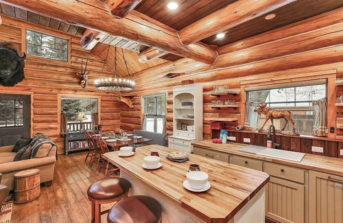 McCall Cabin | Nostalgic pet-friendly cabin, pellet stove