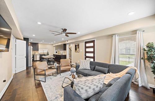MacGregor House | Nr DT, Med Center, Midtown Sleeps 16 Game Room