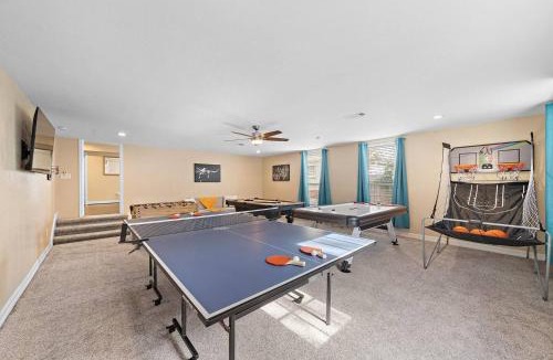 MacGregor House | Nr DT, Med Center, Midtown Sleeps 16 Game Room