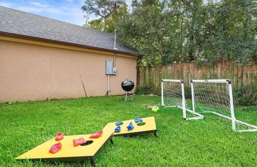 MacGregor House | Nr DT, Med Center, Midtown Sleeps 16 Game Room