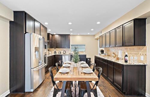 MacGregor House | Nr DT, Med Center, Midtown Sleeps 16 Game Room