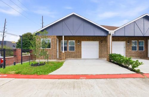 Greater Fondren Southwest House | O30B Southwest Houston 2BR King Beds Pet Friendly Townhome