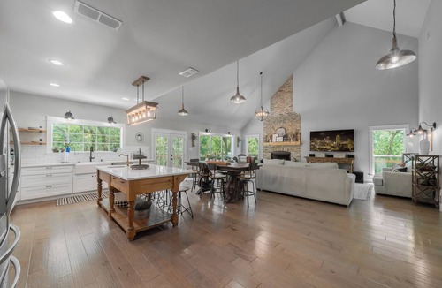 Cross Roads House | Oak Bluff, Cozy Spacious Retreat with Farmhouse Charm