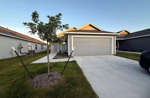 Dallas County House | Oasis Verde - Tropical Wilmer Home in TX
