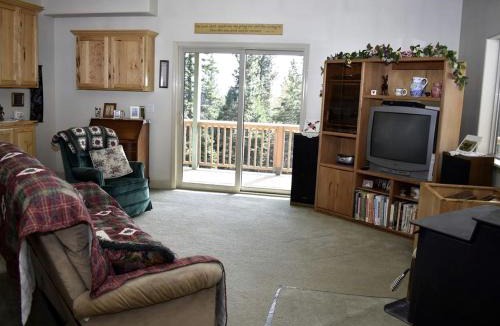 Tamarack House | Off-The-Grid Cottage Rental with 360-Degree Mountain Views near Cascade, Idaho
