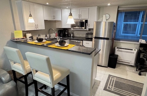 North Alameda House | Oh Man, are we in a good spot! — Private bungalow