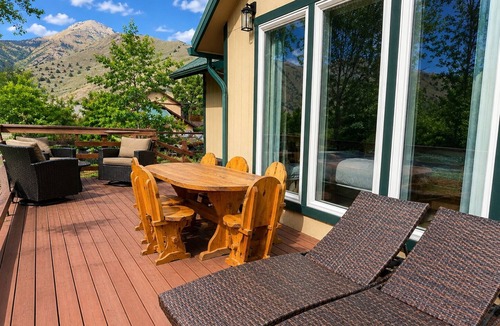 Riggins House | On the Rocks Lodge. Riverside and Mountain Views with a Private Hot Tub