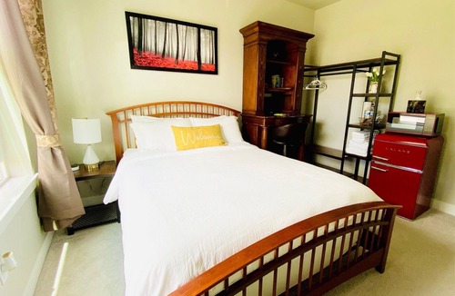 Everett Cabin | One bedroom with private bath in a quite neighborhood/shared home with owners.