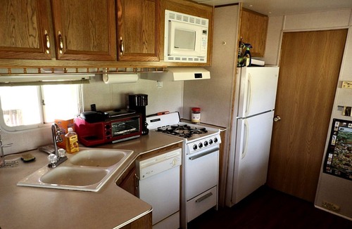 Boerne Cabin | One of a Kind Converted School Bus Offers Scenic, Texan Tranquility in Purdon Groves