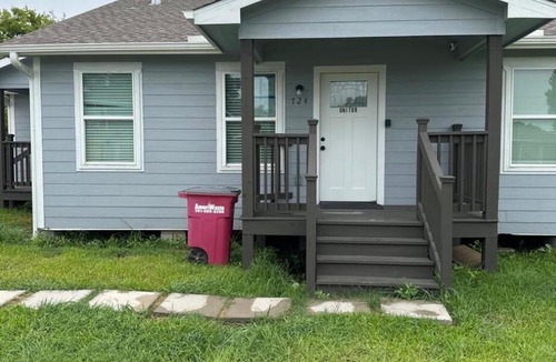 Freeport House | Only minutes away from Surfside Beach