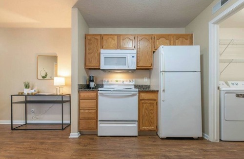 West Des Moines Apartment | Onsite Gym | Shopping | Fast Wifi | and More!