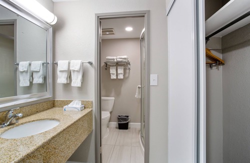 Waldron Hotel | Orangewood Inn & Suites Kansas City Airport
