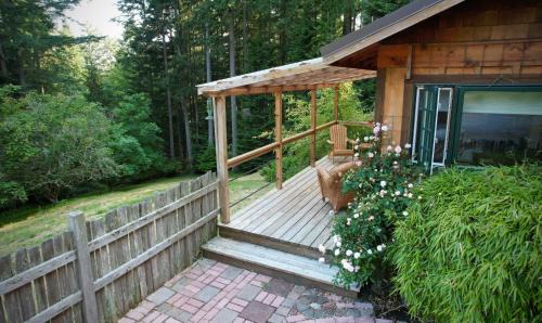Eastsound House | Orcas Island Forest Grove, A Cozy Naturalist Retreat