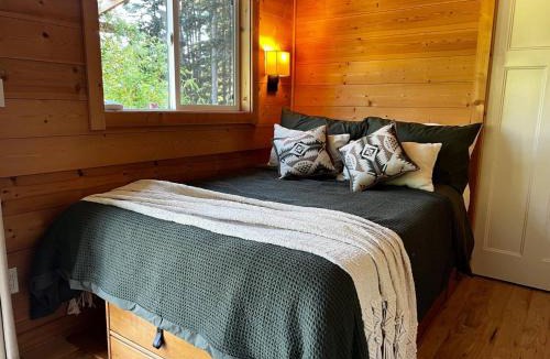 Eastsound House | Orcas Island Forest Grove, A Cozy Naturalist Retreat