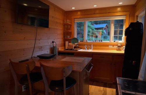 Eastsound House | Orcas Island Forest Grove, A Cozy Naturalist Retreat
