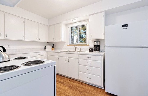 University Acres Condo | Orchard Flats | Perfect Group Stay w/Yard and BBQ