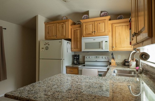 Oroville Cottage | Orchard Guest House- Boats, Bikes, ATVs and helicopters welcome!