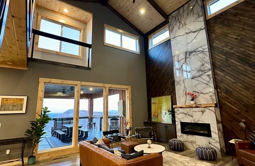 Jasper House | Oslo Mountainside Retreat + Hot Tub + Arcade + Million Dollar View Sleeps 24