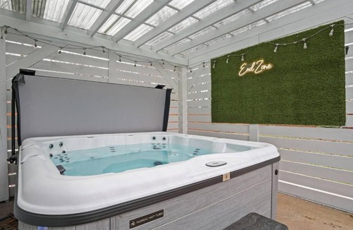 Norman House | OU Hideaway Your Relaxing Retreat with Hot Tub